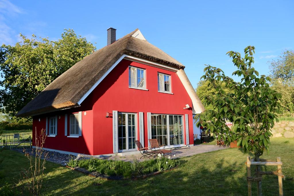 洛默Villa-Holzreich的茅草屋顶红色房子