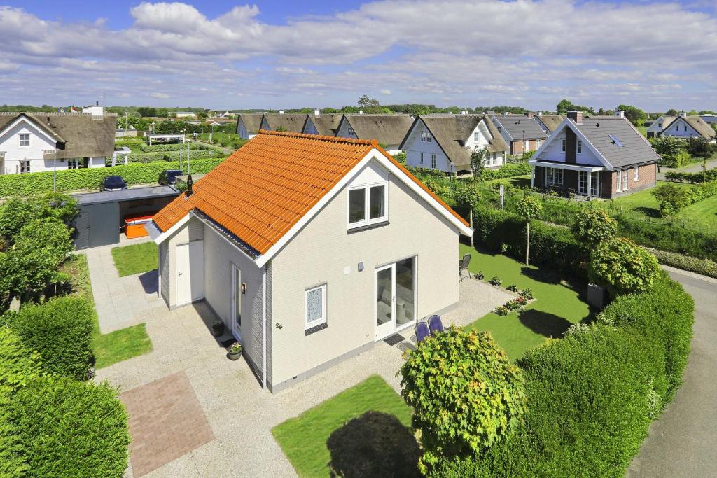 诺德韦克Paleisje Noordwijk的享有橙色屋顶房屋的顶部景色