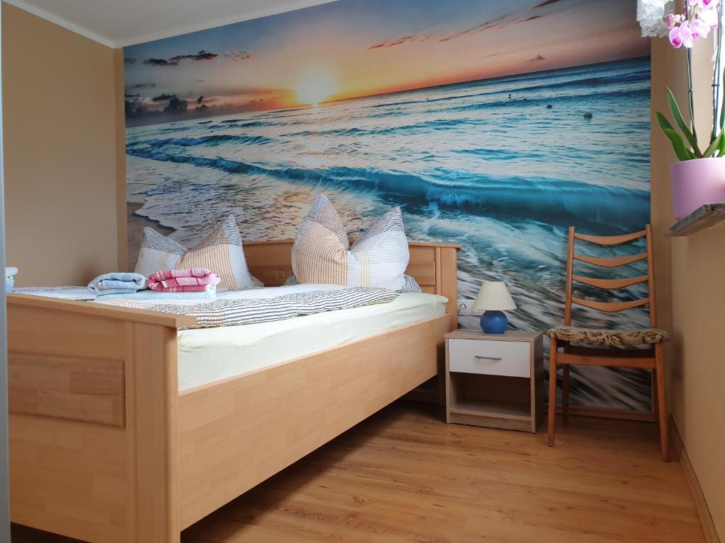 萨勒Ferienhaus Scheffler的一间卧室,装饰有海洋绘画