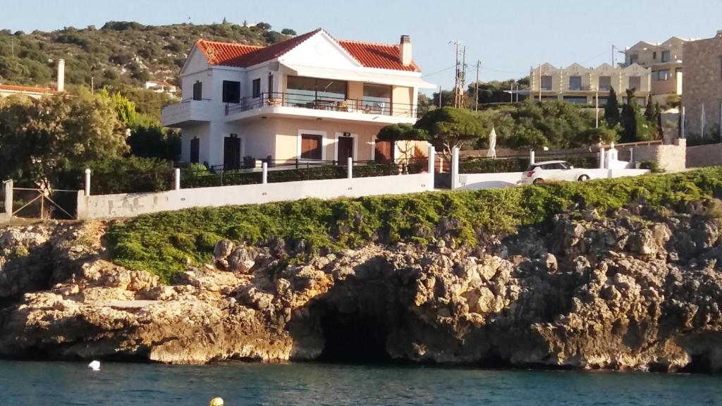 阿尔米里达Ostria Seaside Home的水边悬崖上的房屋