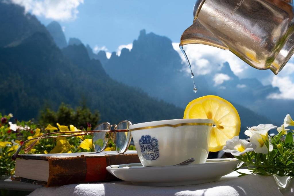 圣马蒂诺-迪卡斯特罗扎Hotel Savoia dal 1924的桌上的一杯茶和柠檬