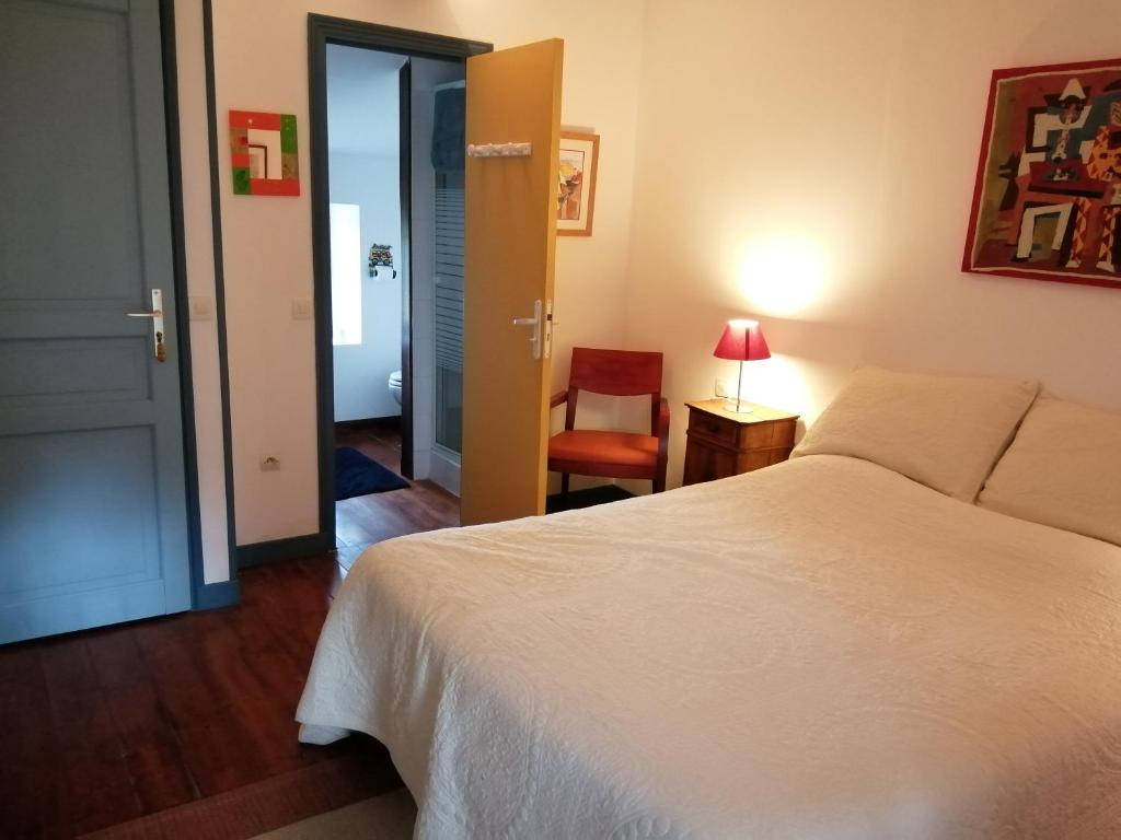 Vihiers拉古切利奥克斯达梅斯住宿加早餐旅馆的卧室配有白色的床和椅子