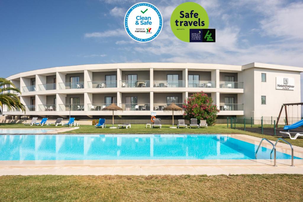 塞辛布拉道斯孜伯劳斯酒店的一座带游泳池的酒店,并标有安全旅行的标志
