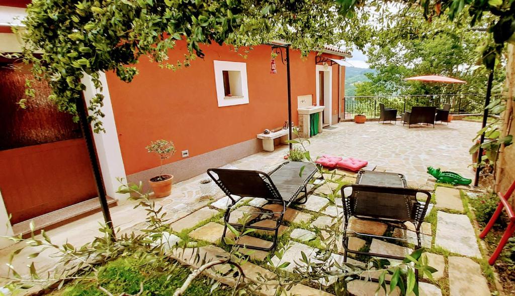 莫托文Provvidenza的一个带两把椅子的庭院和一座房子