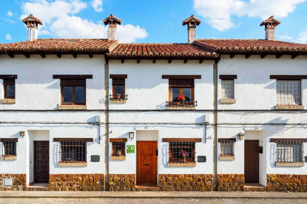 鲁比罗德莫拉Casa El Caminero的白色的房子,设有窗户和红色屋顶
