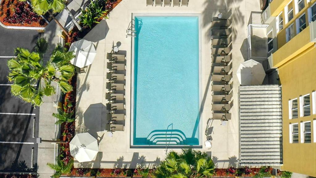 奥兰多Galleria Palms Orlando - Free Theme Park Shuttles的大楼一侧游泳池的顶部景色