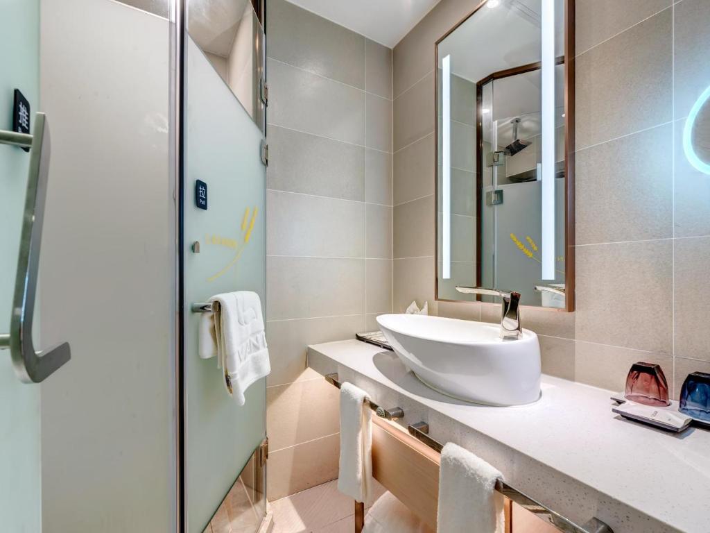 天津Lavande Hotel Tianjin Joy City Gulou Subway Station的一间带水槽和镜子的浴室
