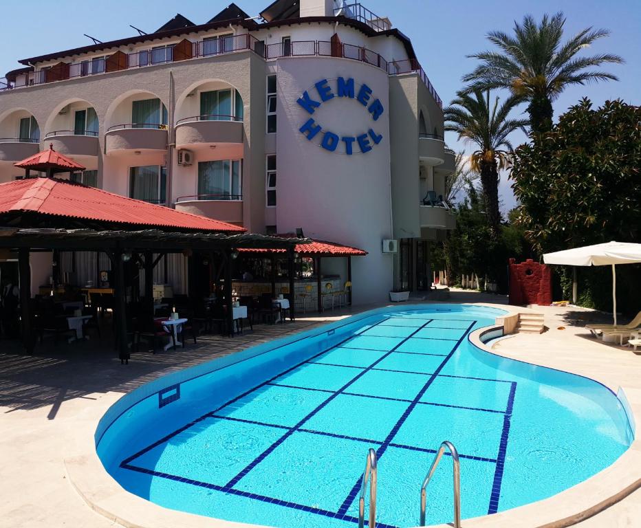 凯麦尔Kemer Hotel的大楼前设有游泳池的酒店
