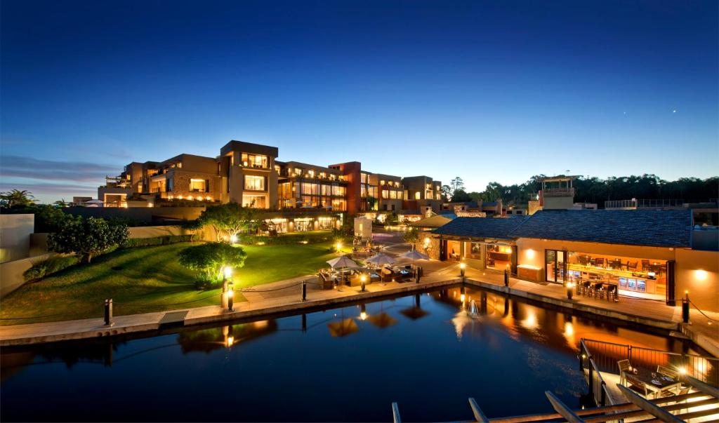 乔治奥巴艾高尔夫和Spa度假村的享有酒店空中景色,晚上设有游泳池