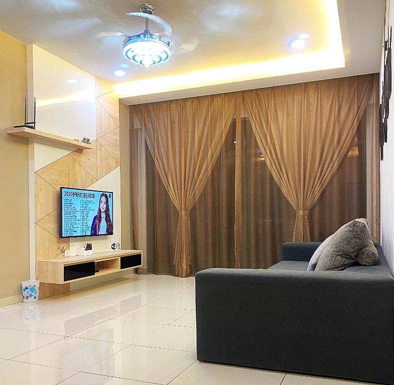 马六甲Amadel Residence 爱媄德民宿 13的带沙发和电视的客厅