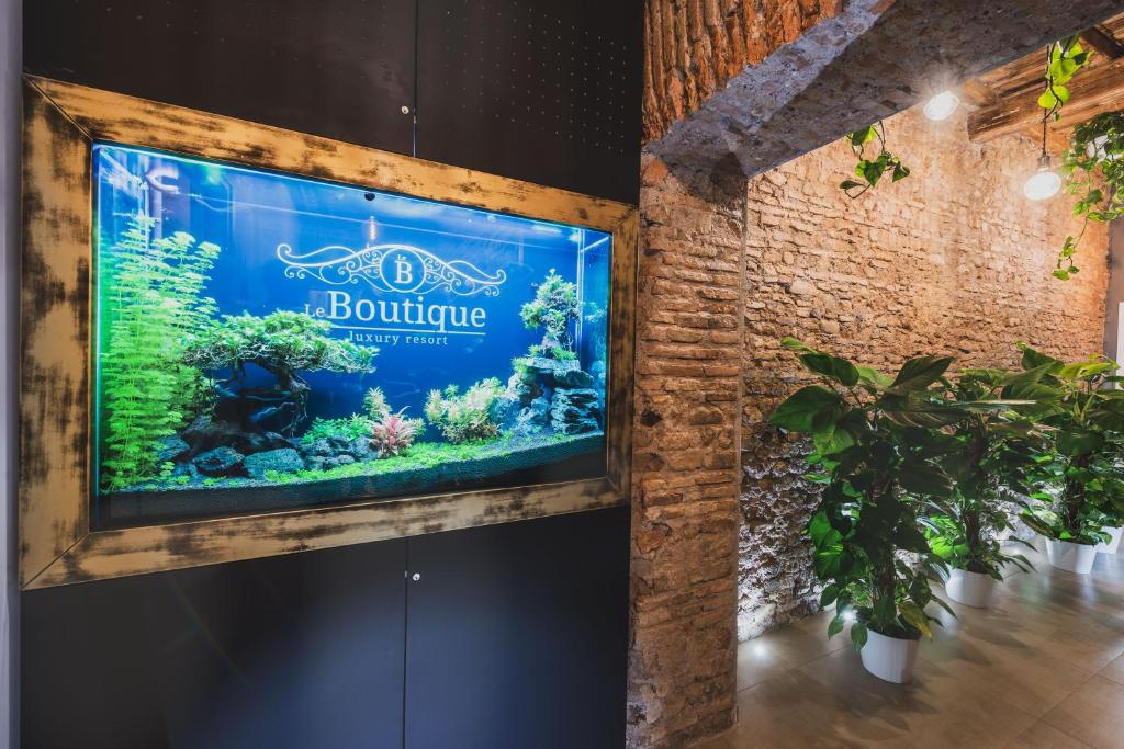 菲乌米奇诺Le Boutique Luxury Rooms的砖墙房里的一个大型水族馆