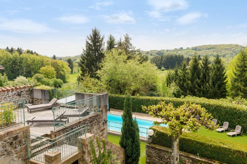 维特拉克Auberge La Tomette, The Originals Relais的一座带游泳池和花园的庄园