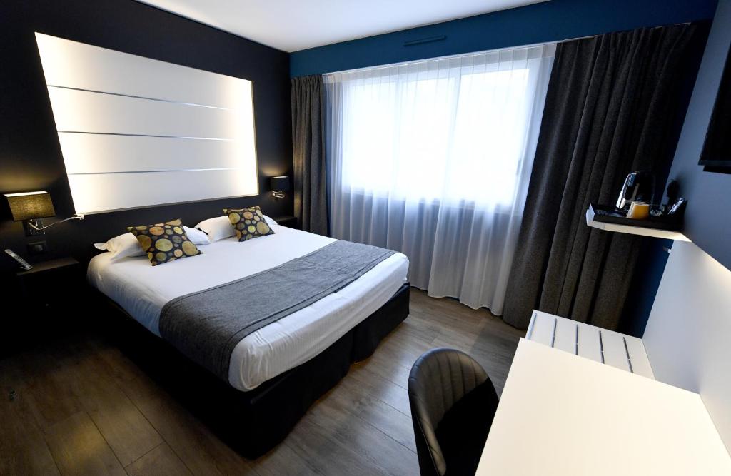 凯恩加特兰酒店的酒店客房设有床和窗户。