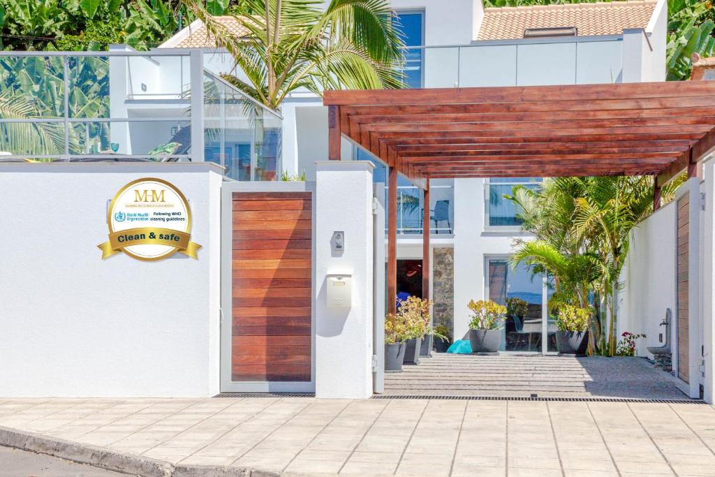 Madalena do MarMadeira Beach House - by LovelyStay的木门的建筑物入口