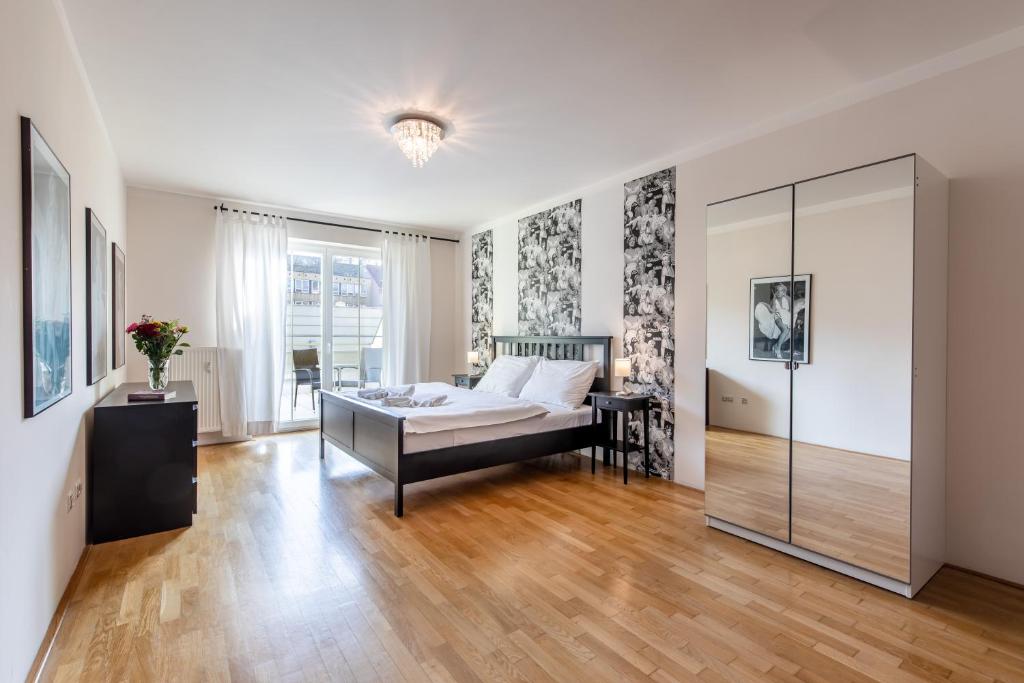 卡罗维发利利兹登斯瑟托卡酒店的一间卧室设有一张床和玻璃墙