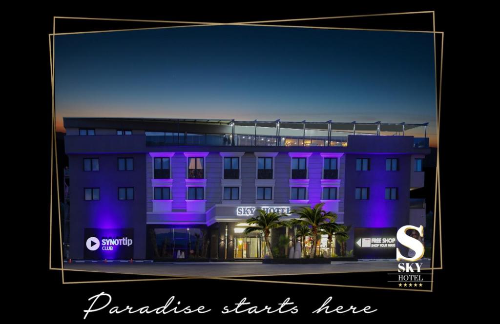 盖夫盖利亚Hotel Sky Gevgelija的前面有紫色灯的建筑