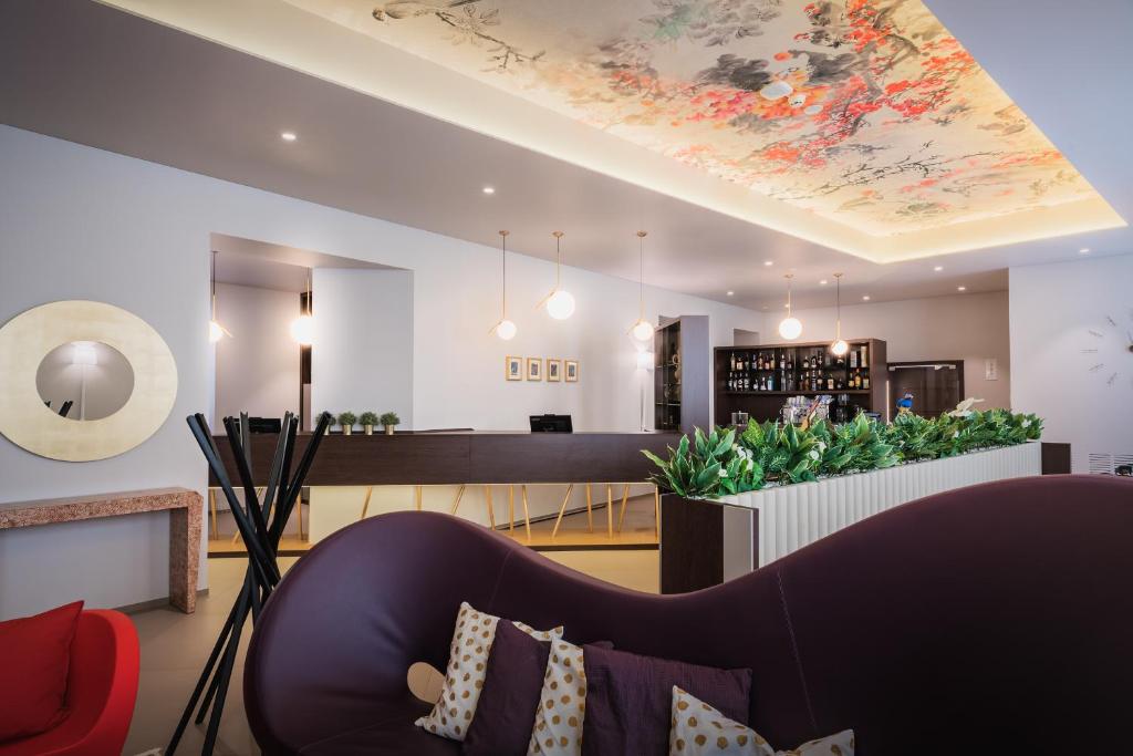 罗马Hotel San Giovanni Roma的带沙发的客厅和天花板上的绘画