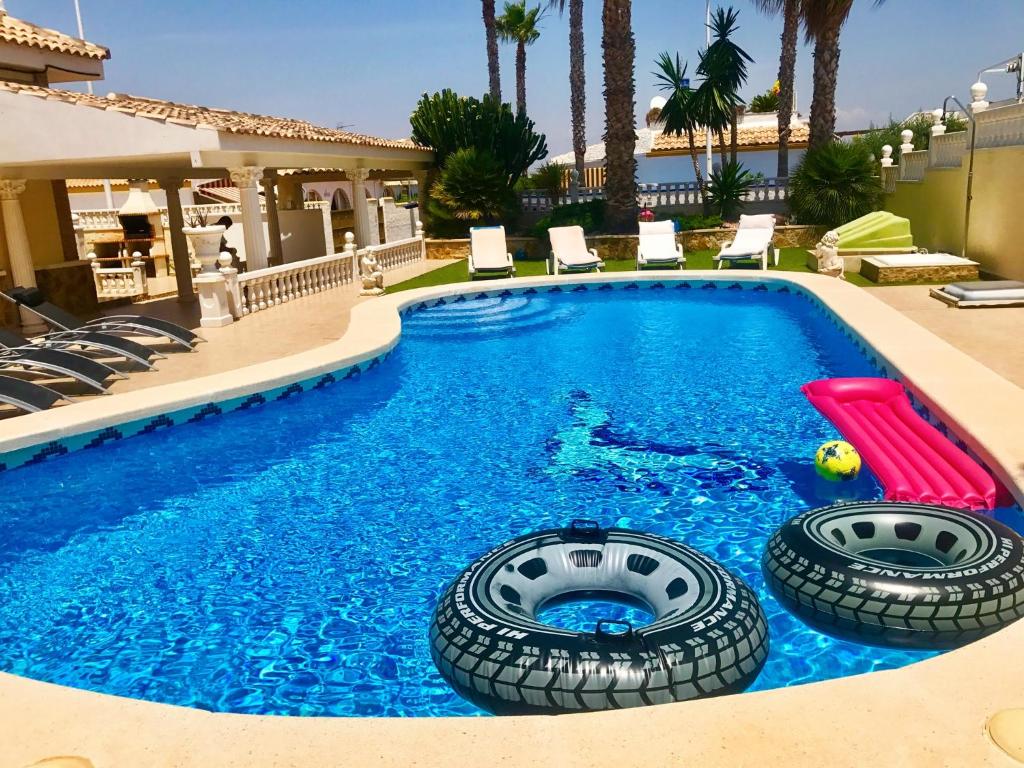 马力诺港Villas Yanina Luxe Gran Alacant的水中带两轮胎的游泳池