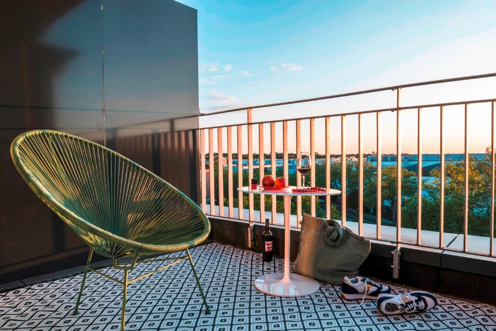 埃森Mintrops Concierge Hotel的阳台配有两把椅子和一张桌子