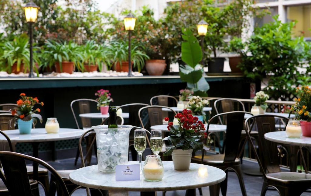 巴塞罗那巴塞罗那洲际酒店的一组桌椅,上面有鲜花