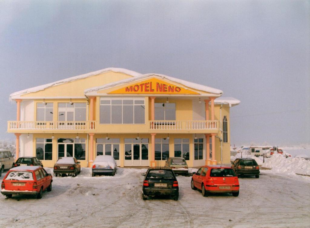 比耶利纳内诺汽车旅馆的一家汽车停在外面雪上的小旅馆