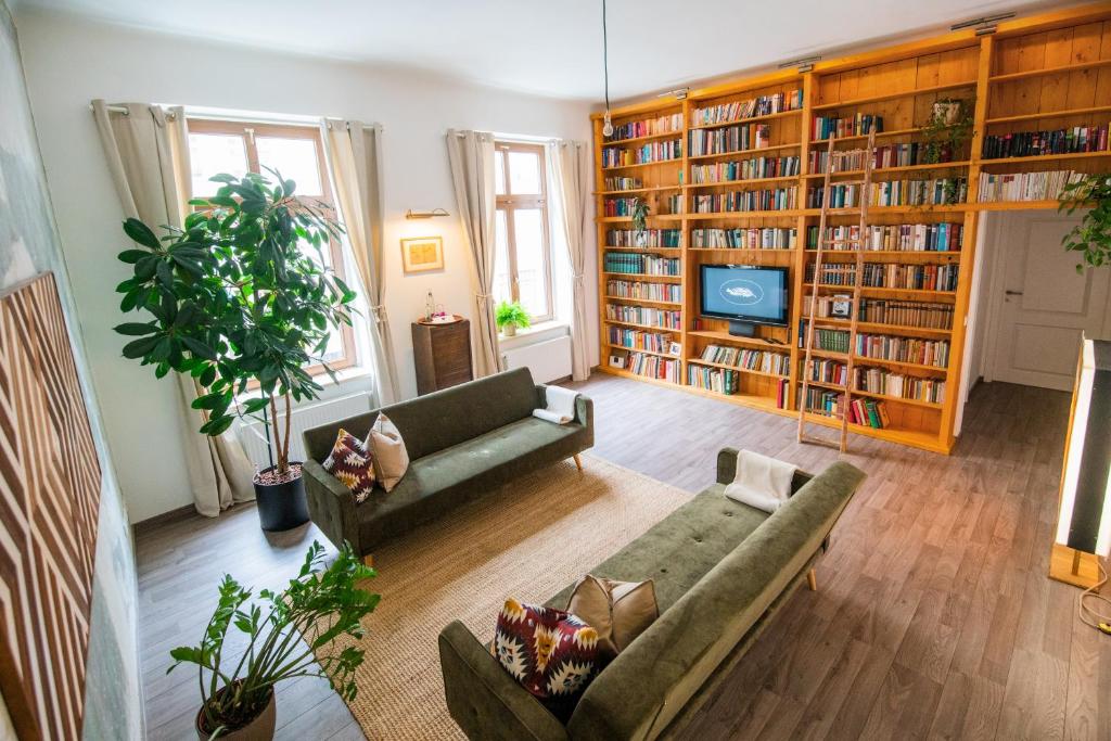 莱比锡theleaf - design apartment & café的客厅配有两张沙发和一台电视机