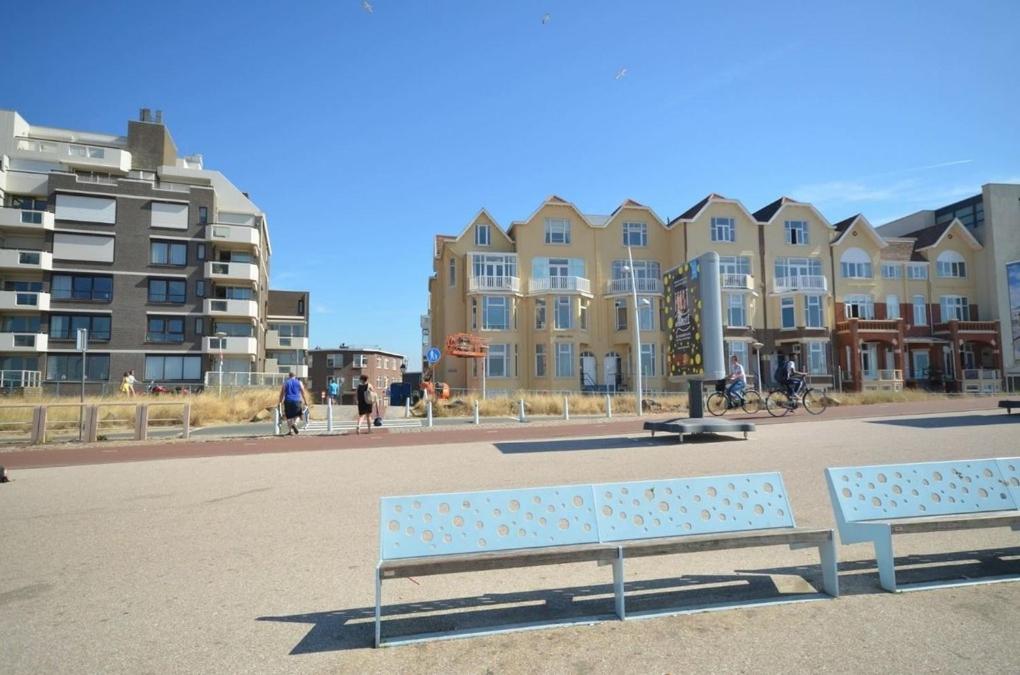 斯海弗宁恩Beach House Rodine - free parking & bikes的两把长椅坐在一个大楼前