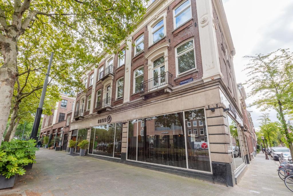 阿姆斯特丹V弗雷德里克斯酒店的城市街道上的一座建筑,有商店
