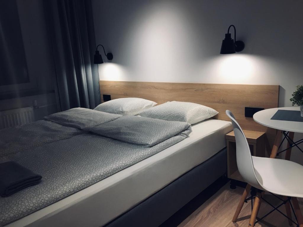克罗奇琴科Pokoje w centrum的卧室配有一张床和一张桌子及椅子