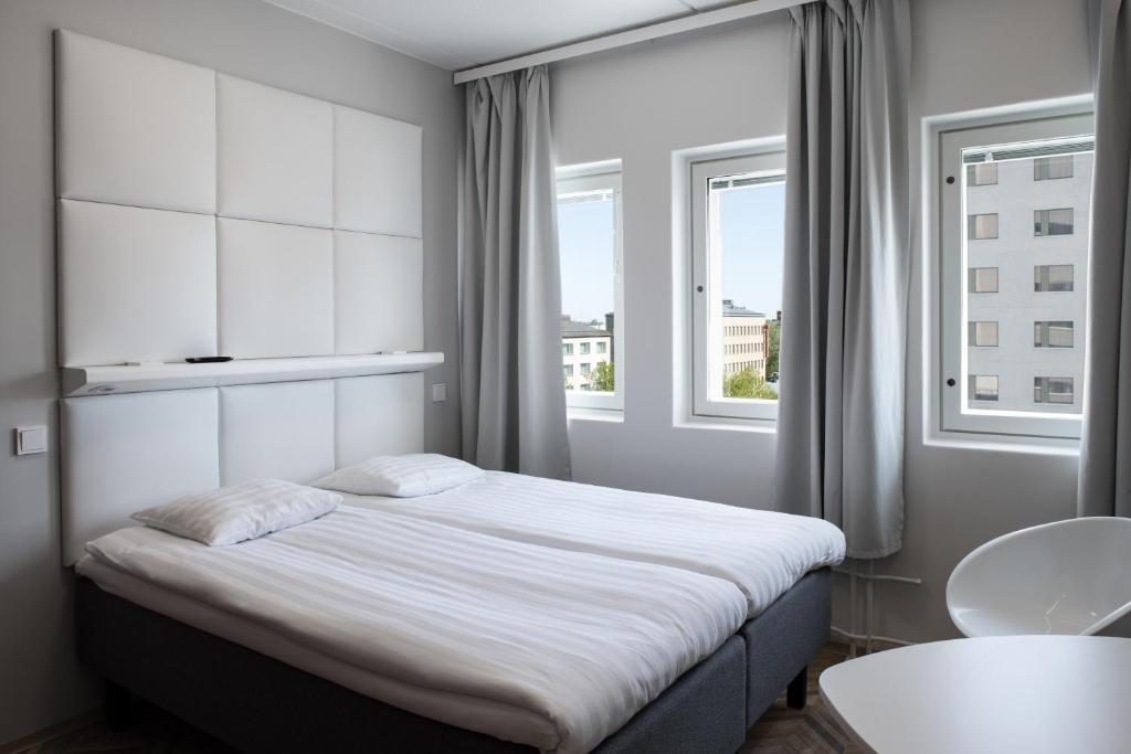 瓦萨Omena Hotel Vaasa Espen的一间卧室设有一张大床和窗户