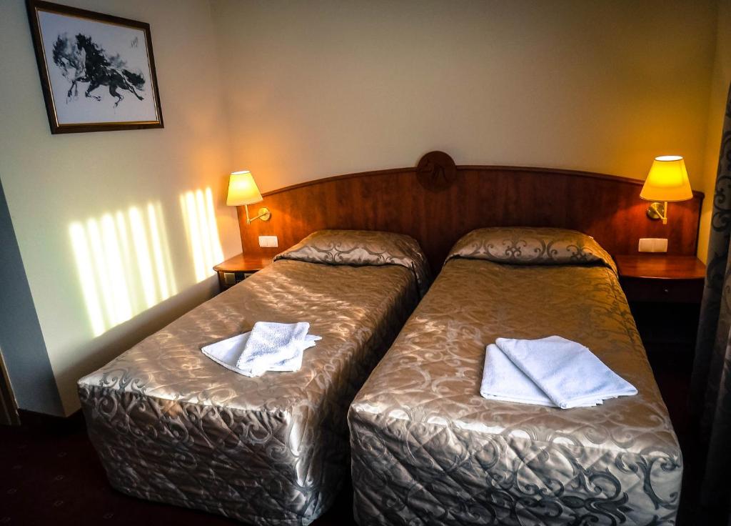 Brześć KujawskiFalborek Noclegi的酒店客房 - 带2张床和白色毛巾