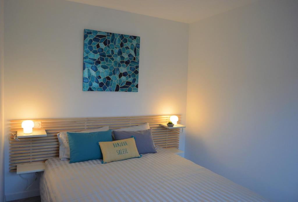 奥瑟戈尔Villa Uhaïna Hossegor的一间卧室,配有一张带标志的床