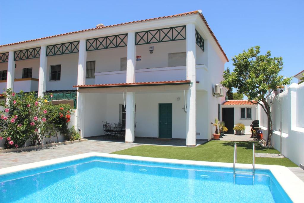 桑卢卡尔-德巴拉梅达Casa Velero 32的别墅前设有游泳池