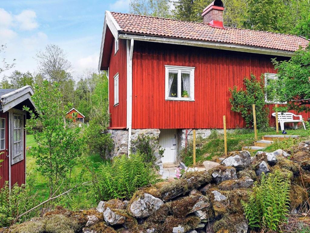 Henån6 person holiday home in HEN N的红色房子,有红色屋顶