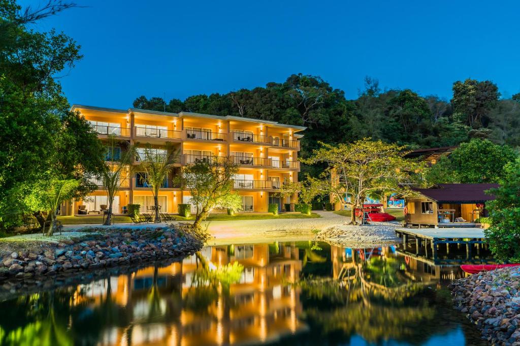 象岛Marina Sands Resort的前面有湖泊的酒店