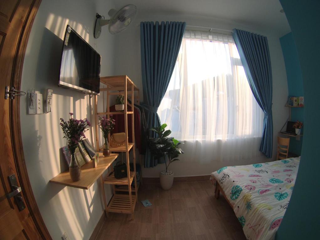 头顿HD House Homestay Vũng Tàu的一间卧室设有一张床和一个窗口