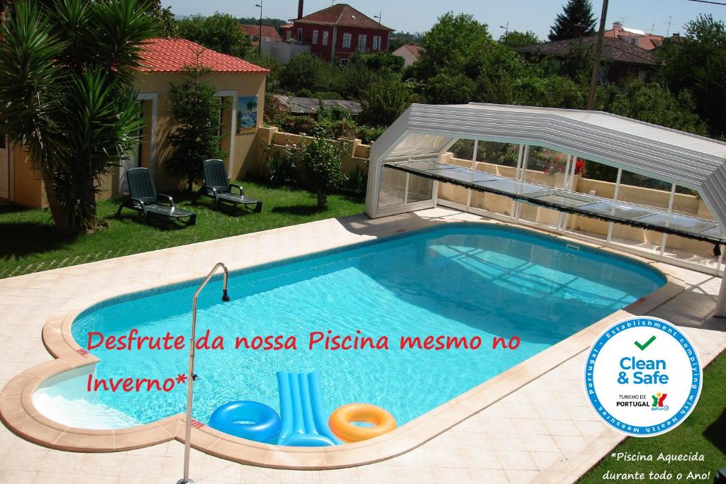 菲盖罗杜什维纽什索拉达芙莱斯乡村酒店的别墅前的游泳池