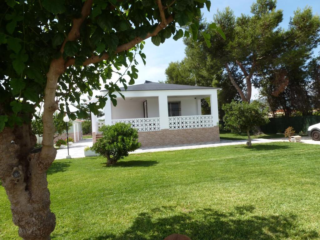 塔韦尔内斯德拉瓦利迪格纳Chalet Verde的前面有绿色草坪的房子