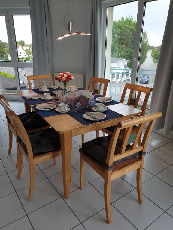 岑平Ferienwohnung Sonnenblick的木制餐桌,配有四把椅子和桌子