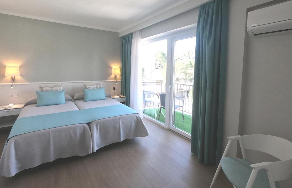 帕格拉帕古拉克雷塔酒店的一间卧室设有一张床和一个大窗户
