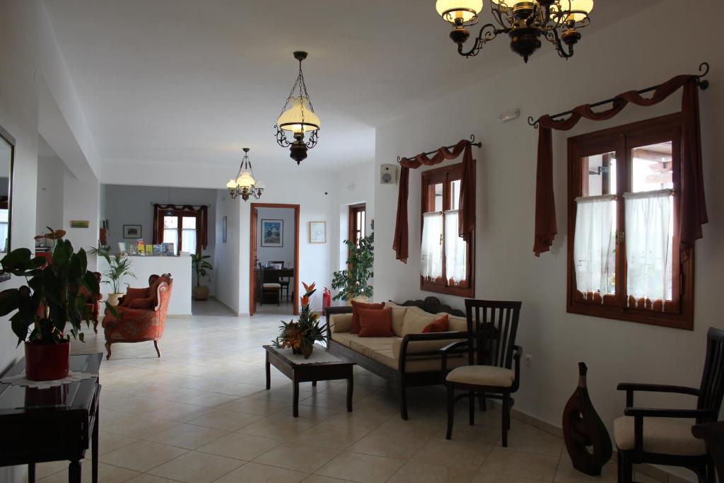 Agia Irini Milos加里尼酒店的客厅配有沙发和椅子