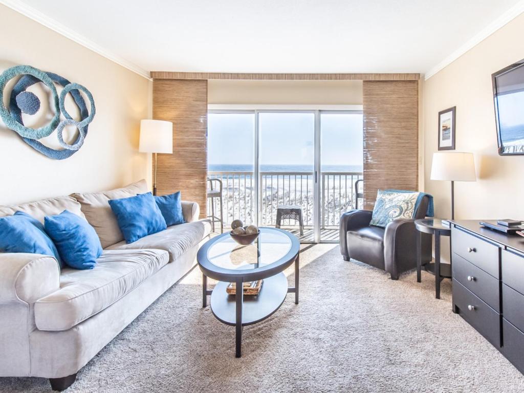 沃尔顿堡滩Islander Condominiums I的客厅配有沙发和桌子