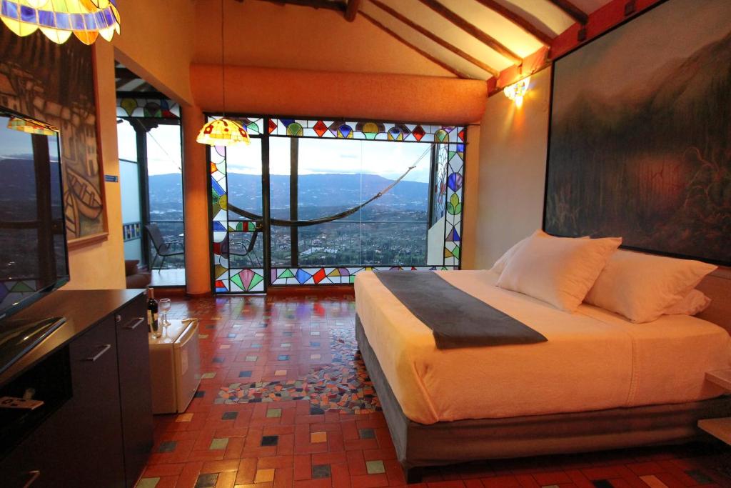 莱瓦镇阿克利斯套房酒店的一间卧室设有一张床和一个大窗户
