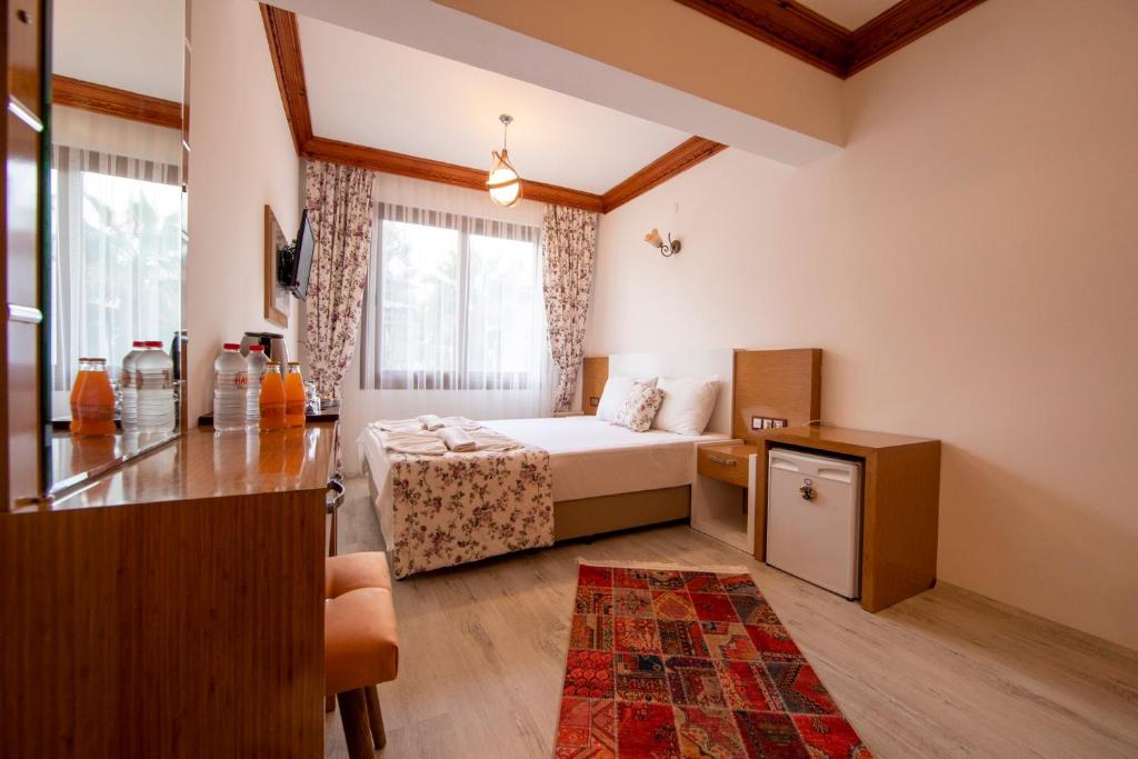阿奇亚卡MANDALİN AKYAKA的酒店客房带一张床和一个厨房