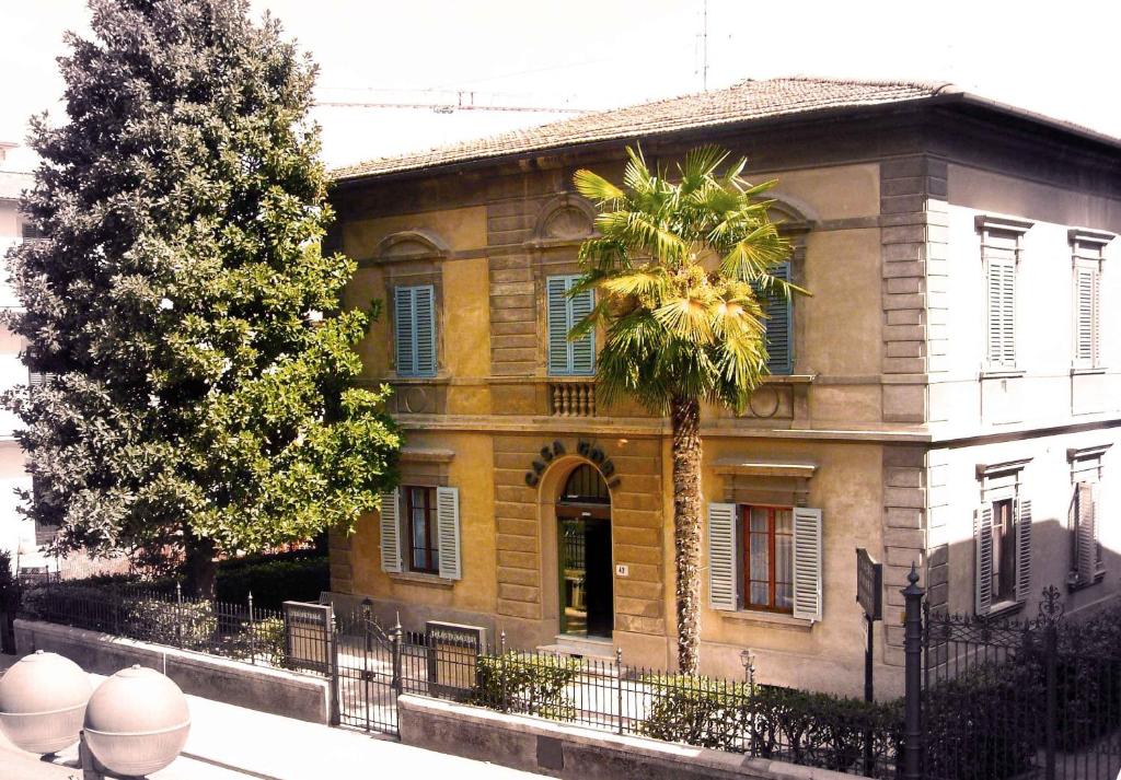 切塔尔多格瑞住宿加早餐旅馆的一座古老的建筑,前面有棕榈树