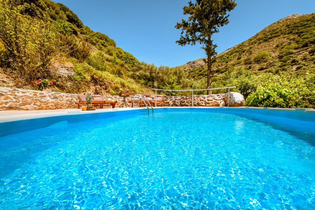 LoúkhiouEllafos Traditional Living的一座山地游泳池