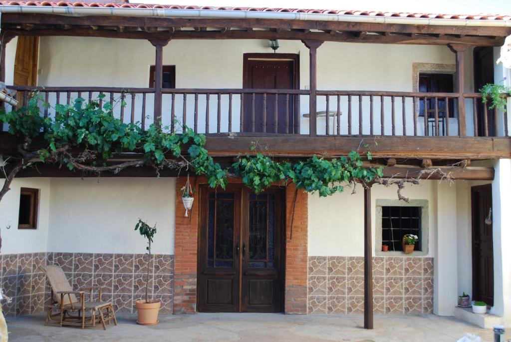 卡斯特里洛德罗波尔瓦扎勒斯洛斯珀尔瓦萨雷斯度假屋的房屋设有木门廊和阳台
