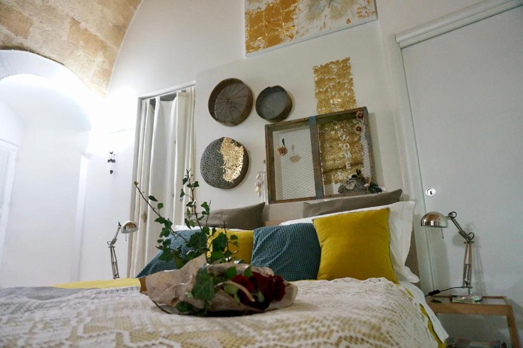 马泰拉Il Geco的一间卧室配有黄色和蓝色枕头的床