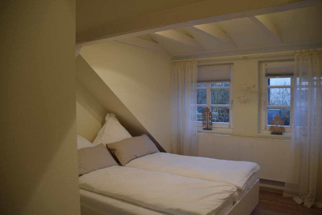 基兴Landgasthof Hüttenschenke的带2扇窗户的客房内的一张白色床