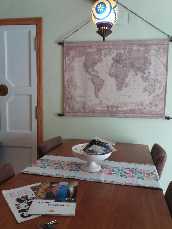 塔拉戈纳Ventallols的墙上一张桌子,上面有一张世界地图